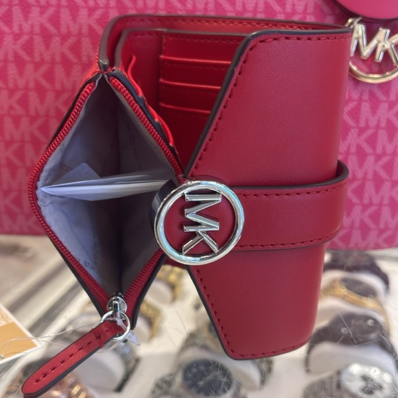 MICHAEL KORS
Carmen Medium Faux Leather Wallet
Bright Red
NWT - Picture 7 of 16